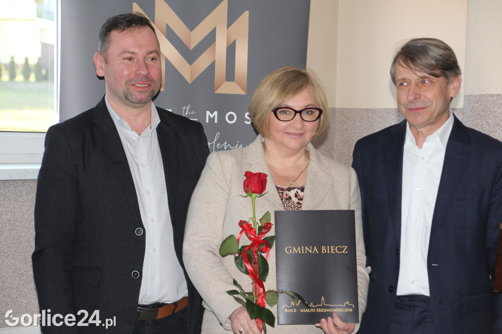 Binarowa. Podpisanie umowy na remont szkoły ludowej