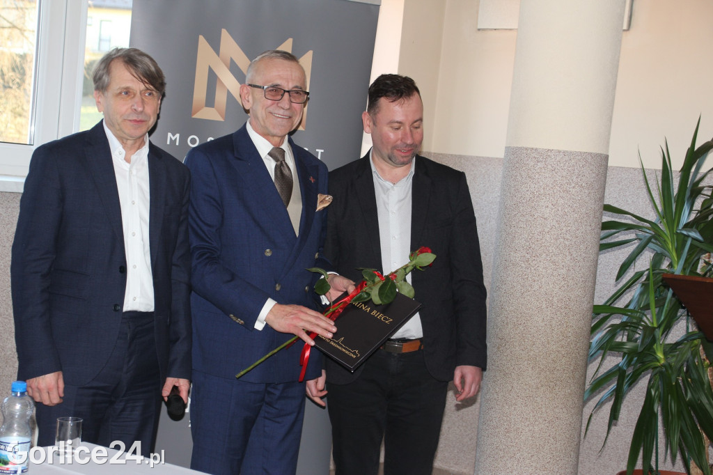 Binarowa. Podpisanie umowy na remont szkoły ludowej
