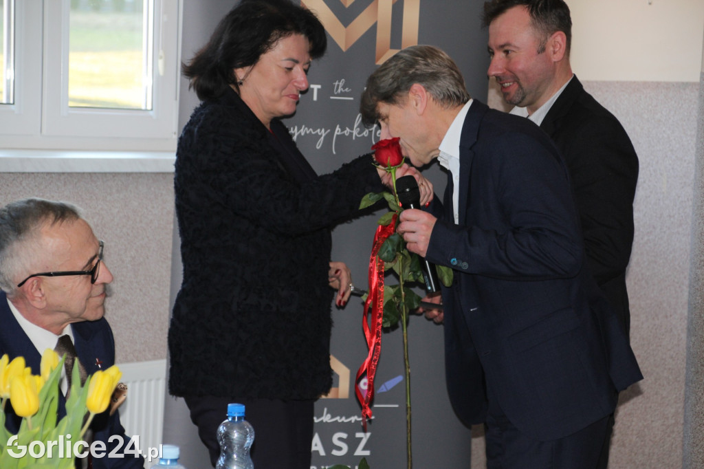 Binarowa. Podpisanie umowy na remont szkoły ludowej