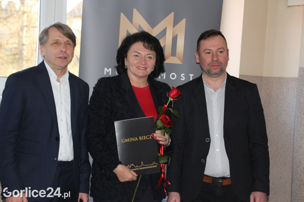 Binarowa. Podpisanie umowy na remont szkoły ludowej
