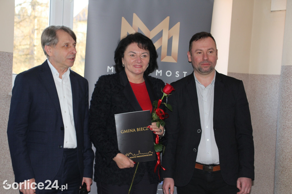 Binarowa. Podpisanie umowy na remont szkoły ludowej