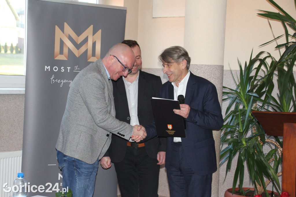 Binarowa. Podpisanie umowy na remont szkoły ludowej