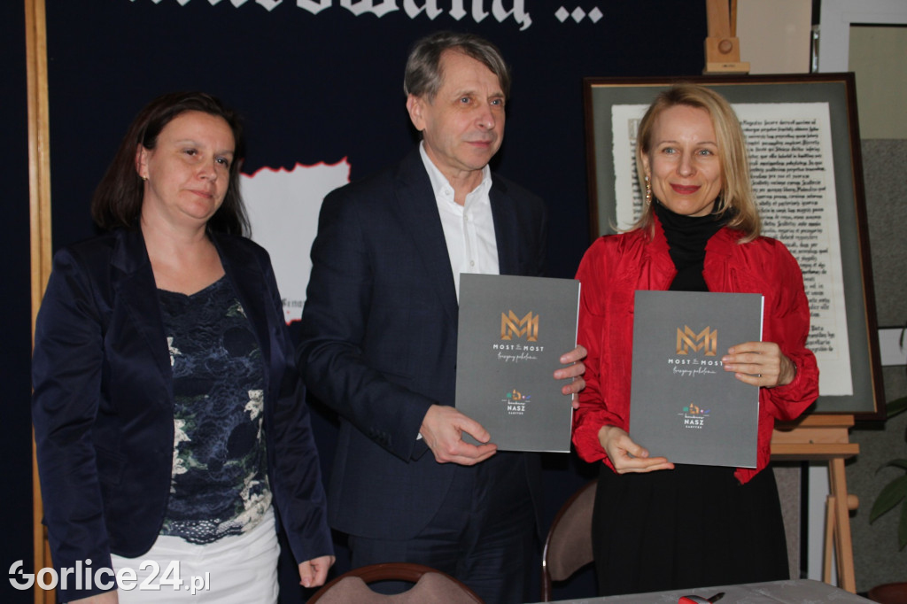 Binarowa. Podpisanie umowy na remont szkoły ludowej