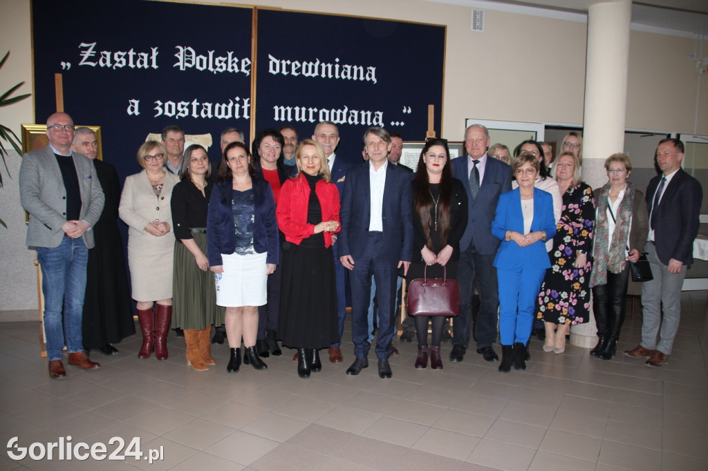 Binarowa. Podpisanie umowy na remont szkoły ludowej