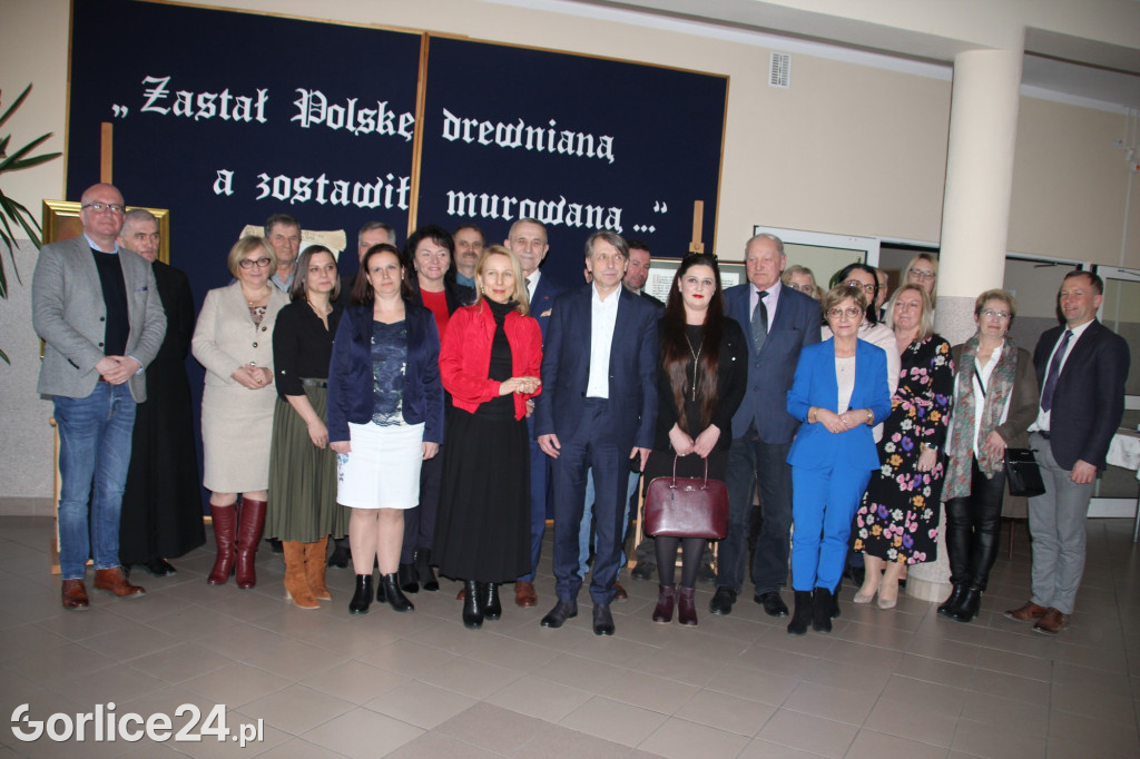 Binarowa. Podpisanie umowy na remont szkoły ludowej