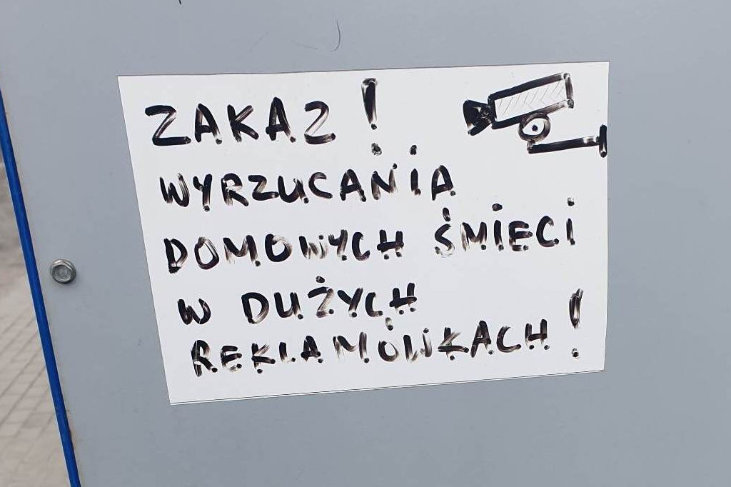Śmieci na przystanku