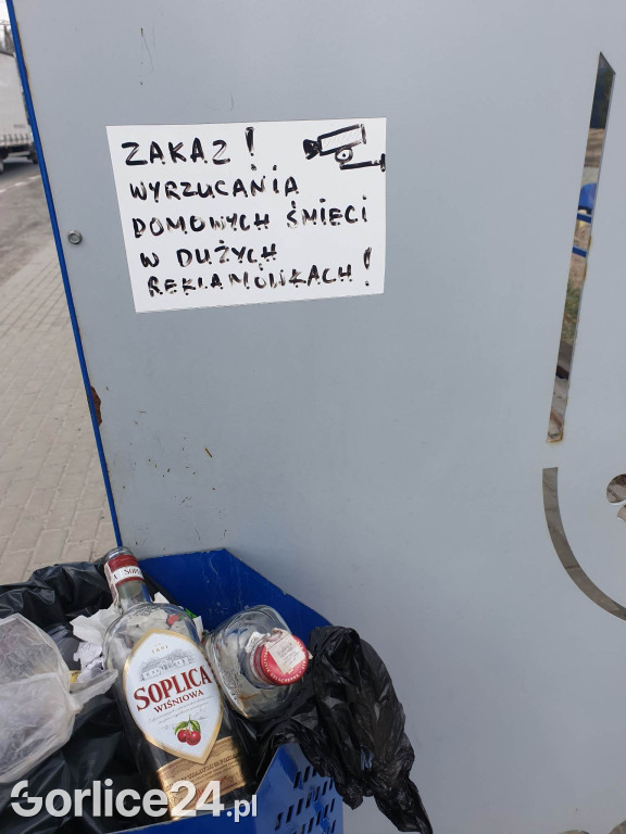 Śmieci na przystanku