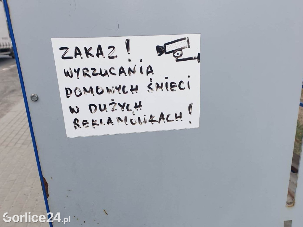 Śmieci na przystanku