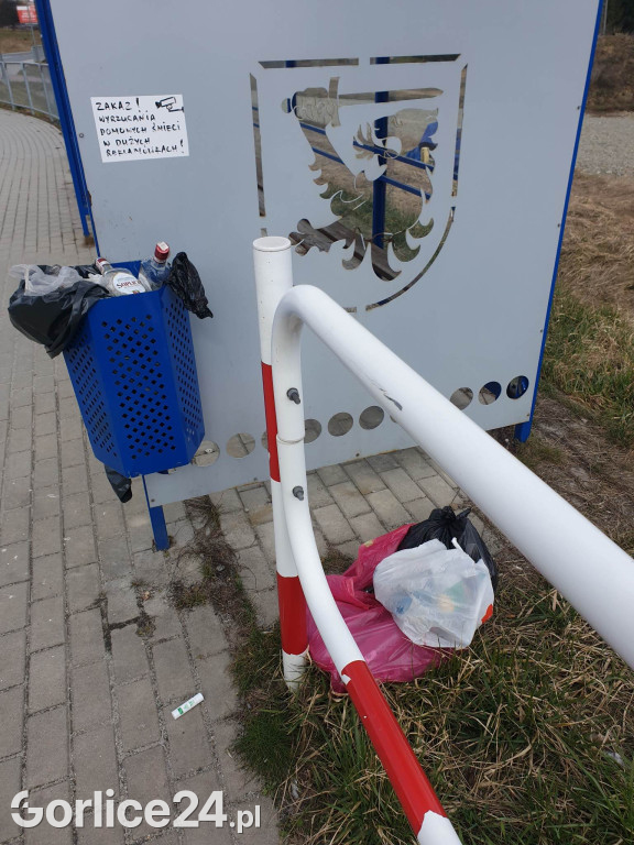 Śmieci na przystanku