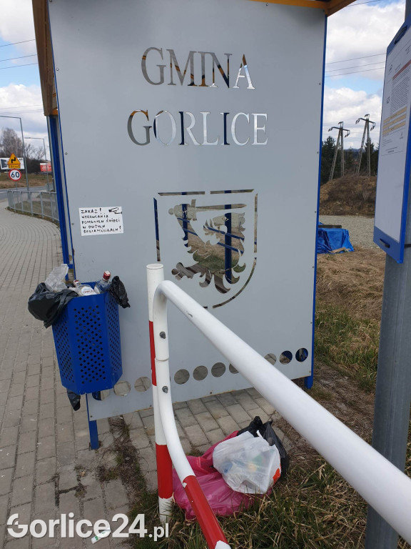 Śmieci na przystanku