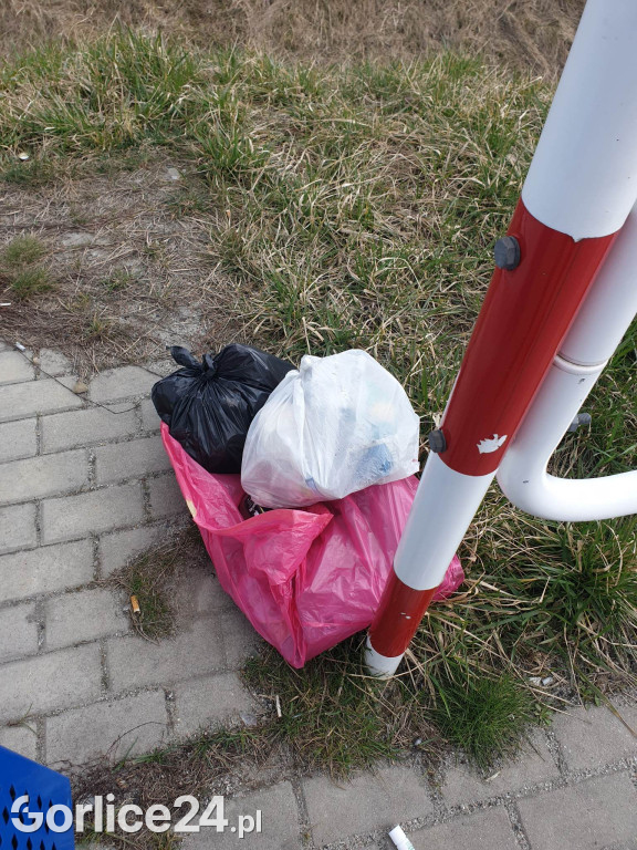 Śmieci na przystanku