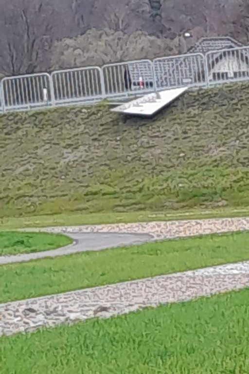 Wandalizm w Parku Historycznym w Sękowej