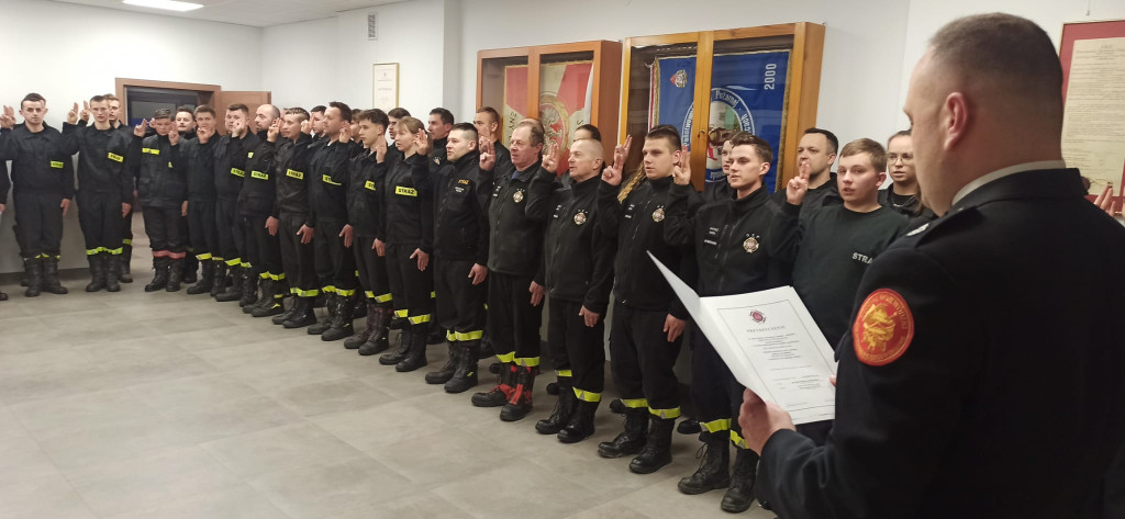 Złożenie przyrzeczeń przez druhów z OSP