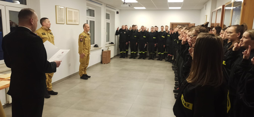 Złożenie przyrzeczeń przez druhów z OSP