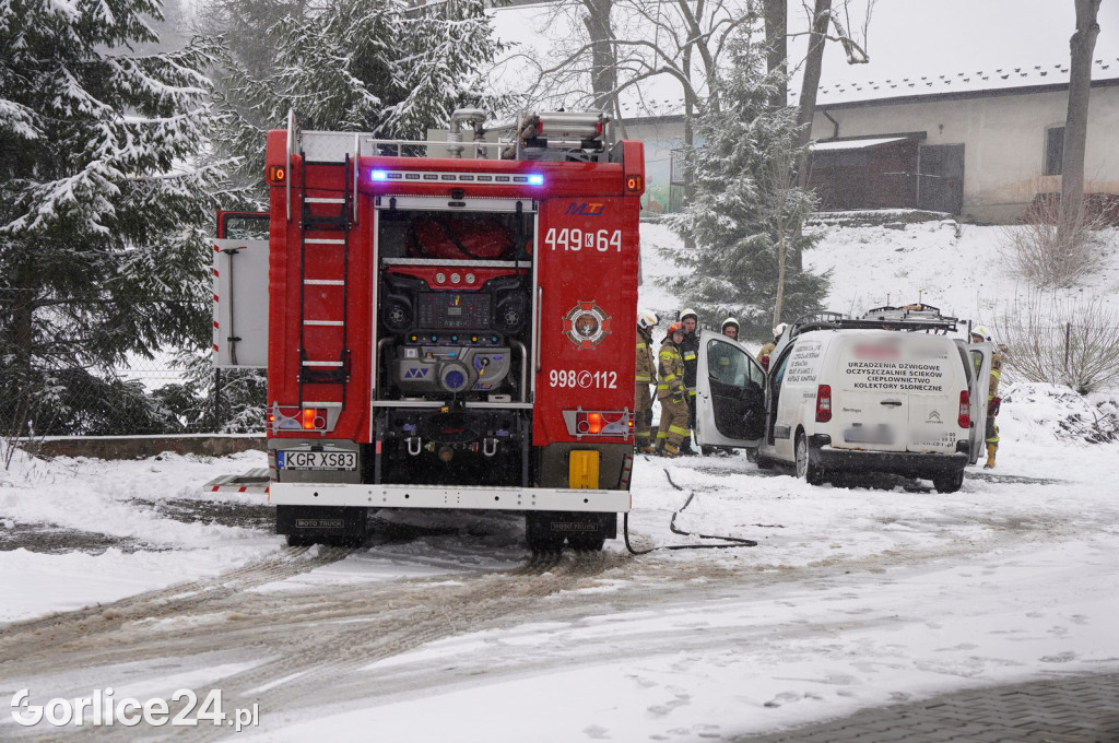 Pożar samochodu w Szymbarku (06.04.)