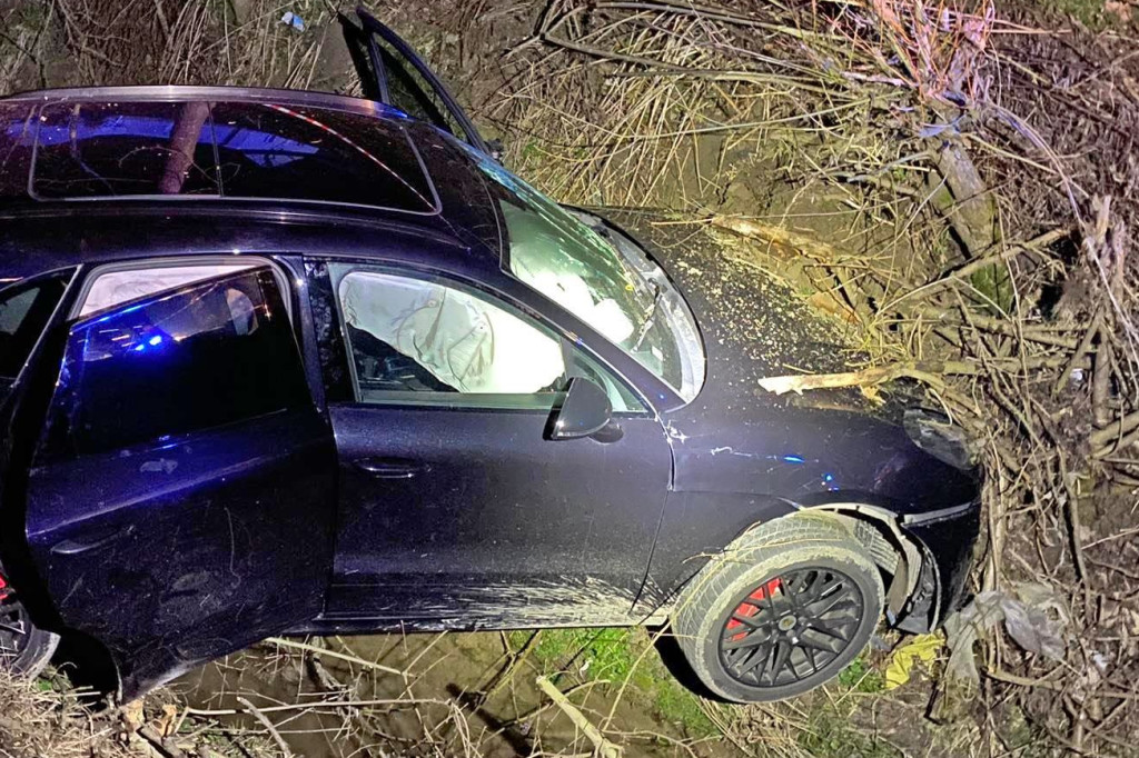 Binarowa. Porsche wpadło do potoku