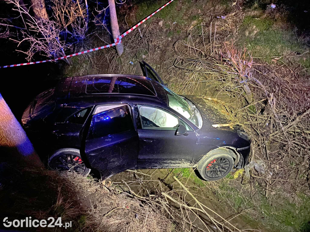 Binarowa. Porsche wpadło do potoku