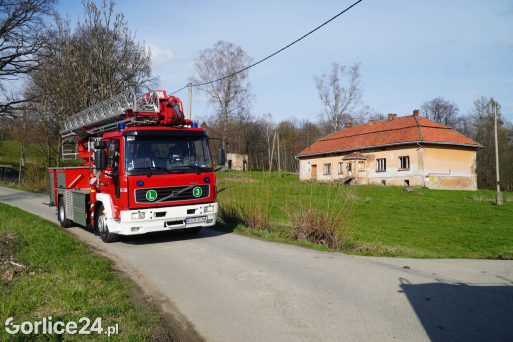 Pożar starej szkoły w Staszkówce (11.04.)
