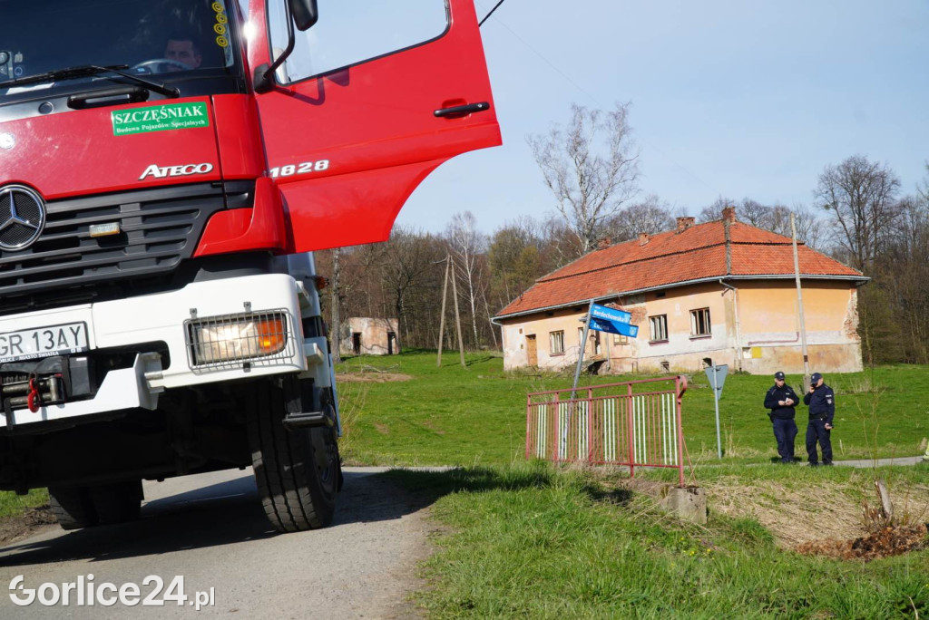 Pożar starej szkoły w Staszkówce (11.04.)