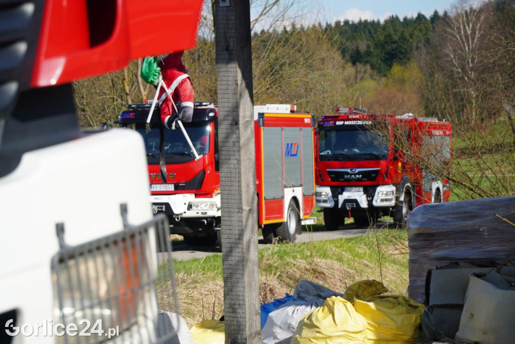 Pożar starej szkoły w Staszkówce (11.04.)