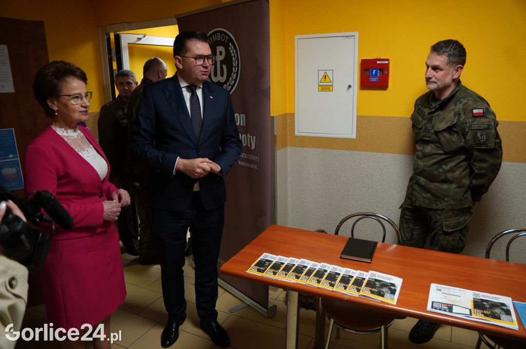 Gorlice. Wojewoda na starcie kwalifikacji wojskowej.