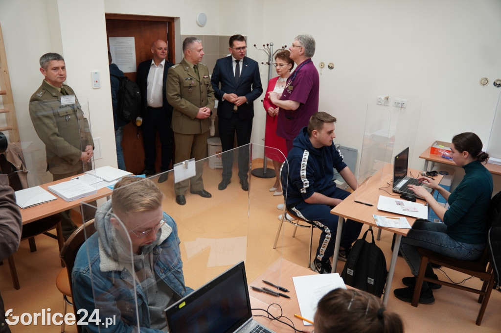 Gorlice. Wojewoda na starcie kwalifikacji wojskowej.