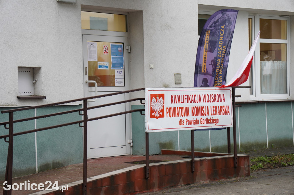 Gorlice. Wojewoda na starcie kwalifikacji wojskowej.
