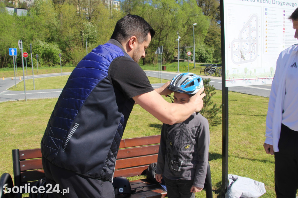 Trening umiejętności na miasteczku ruchu drogowego