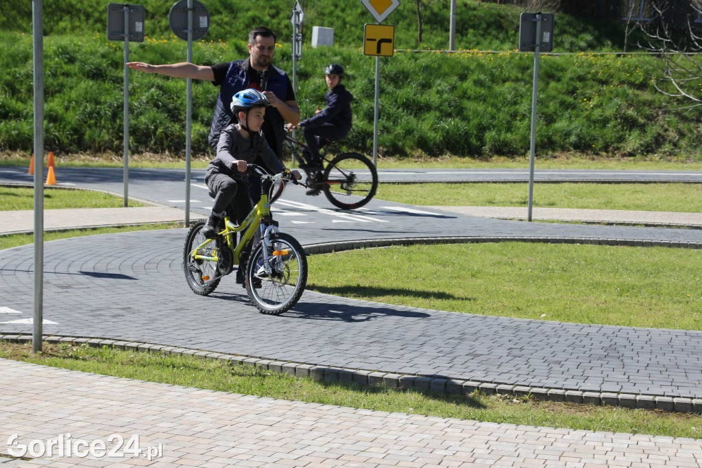 Trening umiejętności na miasteczku ruchu drogowego