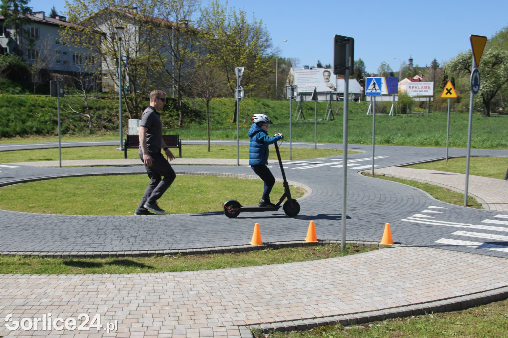 Trening umiejętności na miasteczku ruchu drogowego