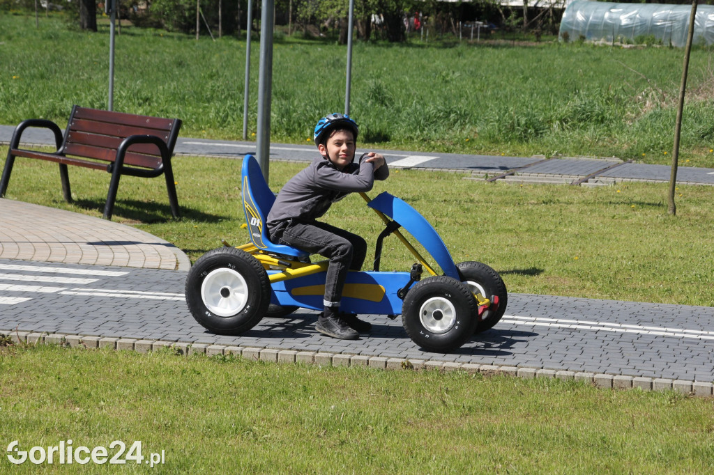 Trening umiejętności na miasteczku ruchu drogowego