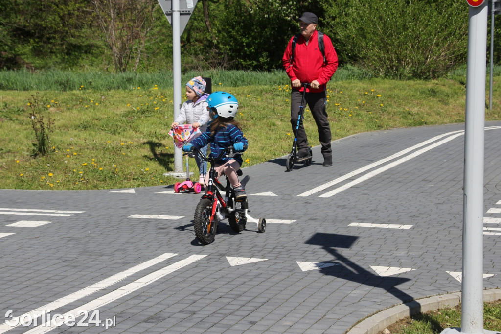 Trening umiejętności na miasteczku ruchu drogowego