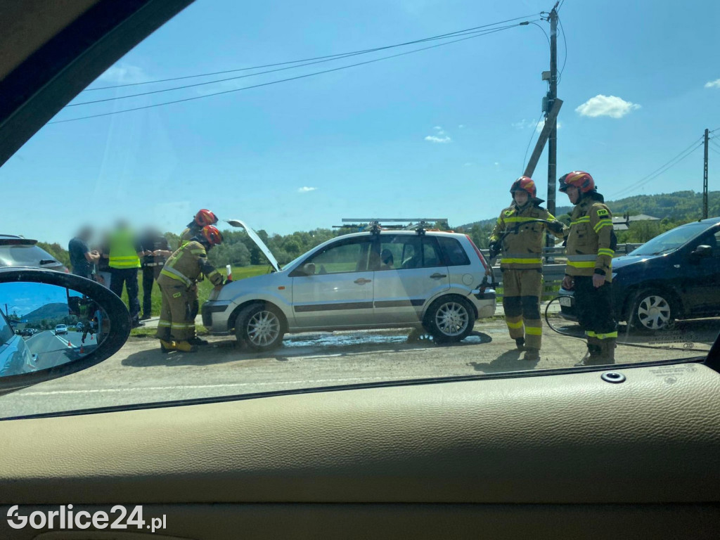 Pożar samochodu na DK28 w Ropicy Polskiej (21.05.)
