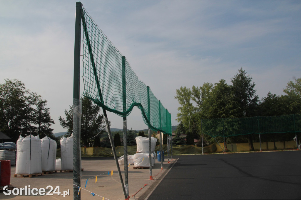 Budowa boiska przy MZS nr 5 w Gorlicach (29.05.)