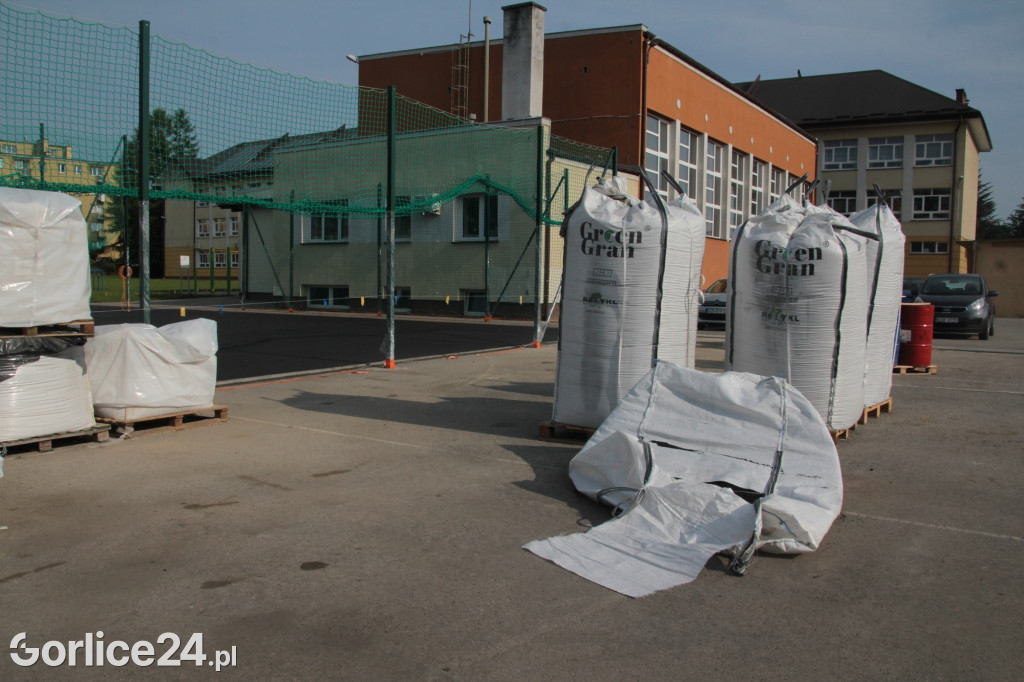 Budowa boiska przy MZS nr 5 w Gorlicach (29.05.)