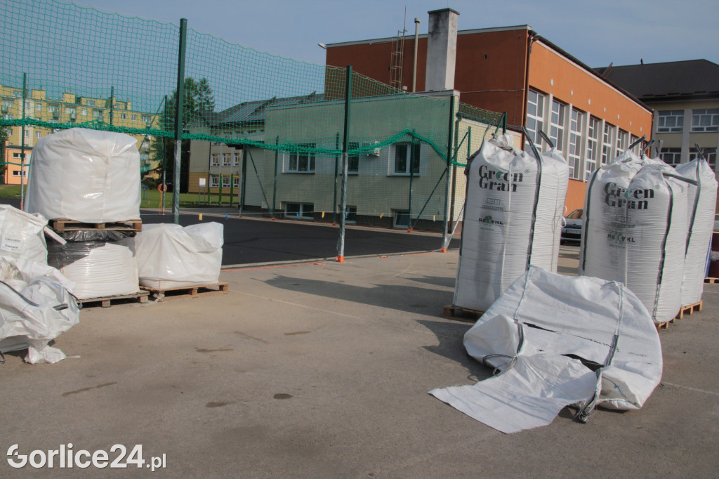 Budowa boiska przy MZS nr 5 w Gorlicach (29.05.)