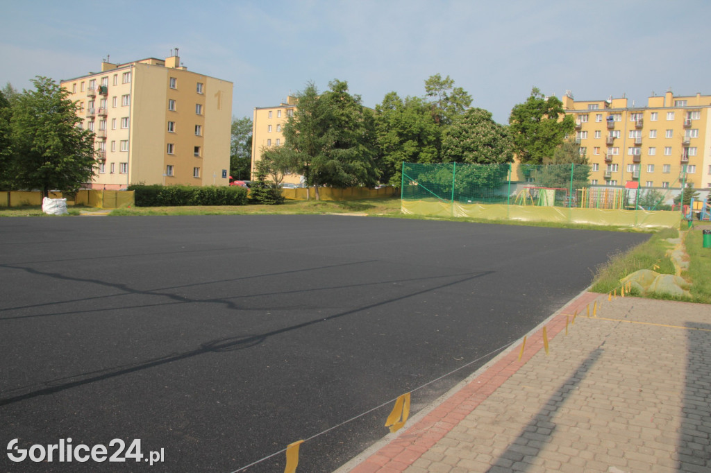 Budowa boiska przy MZS nr 5 w Gorlicach (29.05.)
