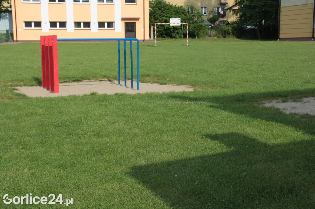 Budowa boiska przy MZS nr 5 w Gorlicach (29.05.)