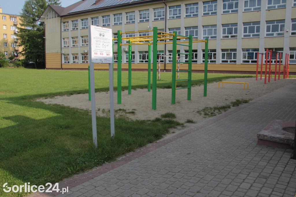 Budowa boiska przy MZS nr 5 w Gorlicach (29.05.)