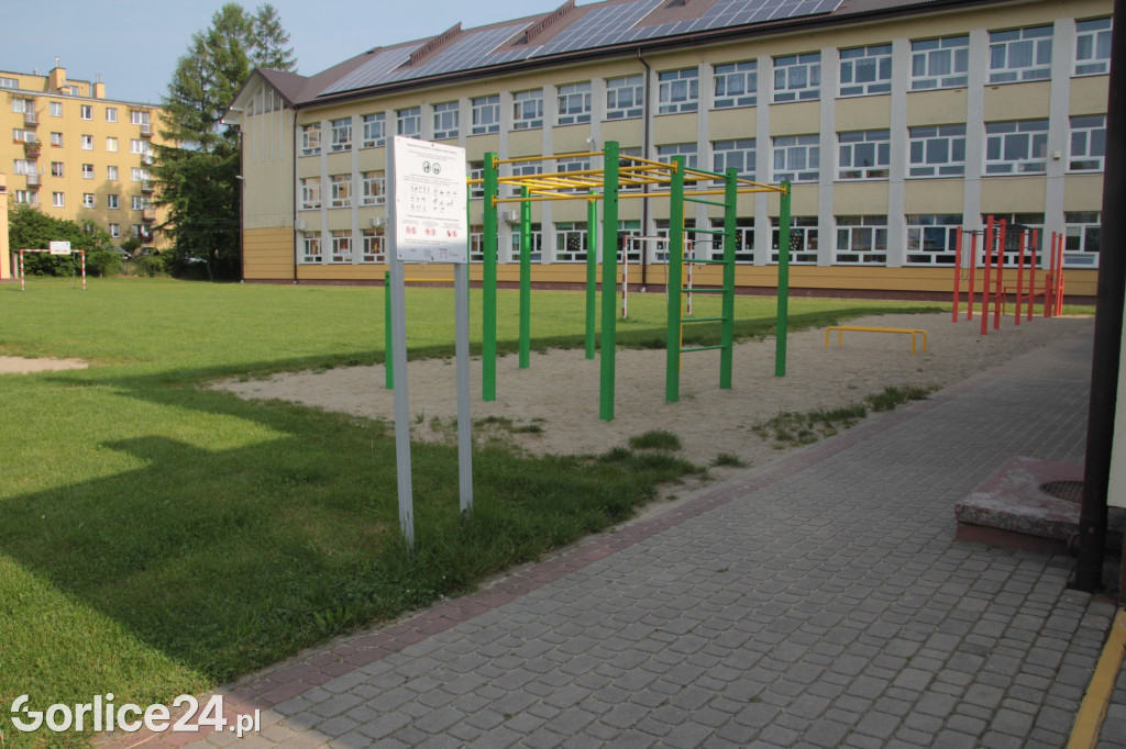 Budowa boiska przy MZS nr 5 w Gorlicach (29.05.)