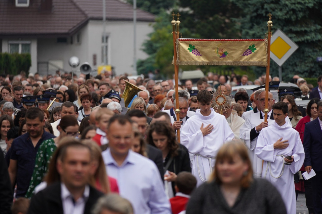 Tłumy na procesji w parafii pw. św. Jadwigi Królowej
