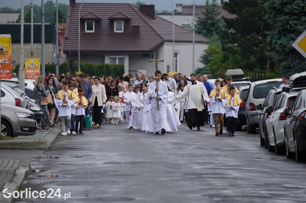 Tłumy na procesji w parafii pw. św. Jadwigi Królowej