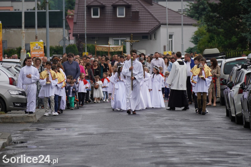 Tłumy na procesji w parafii pw. św. Jadwigi Królowej