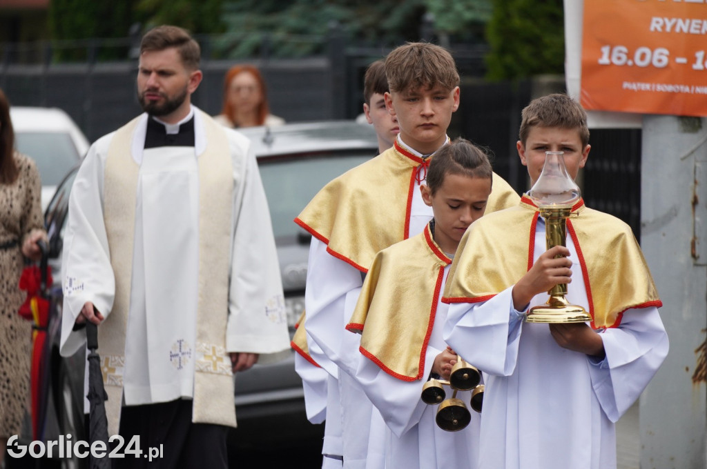 Tłumy na procesji w parafii pw. św. Jadwigi Królowej