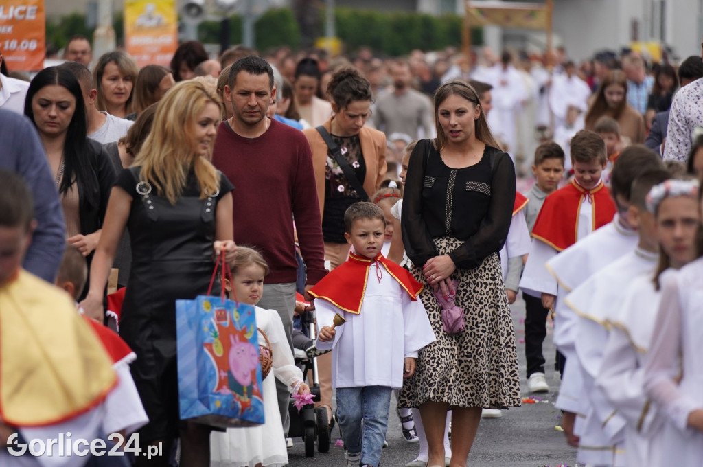 Tłumy na procesji w parafii pw. św. Jadwigi Królowej