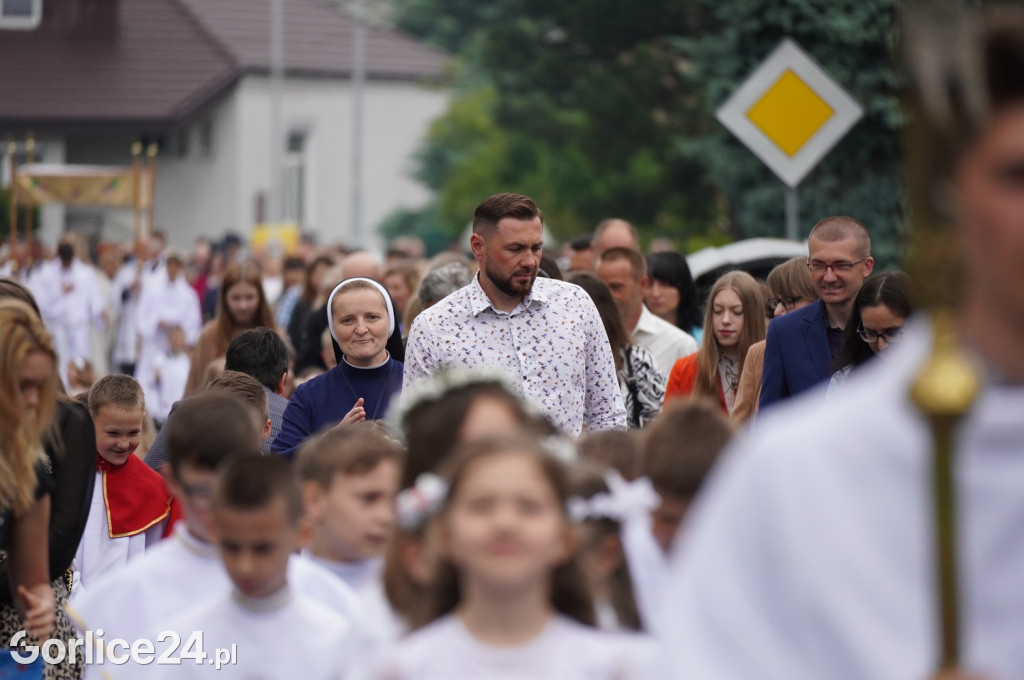 Tłumy na procesji w parafii pw. św. Jadwigi Królowej