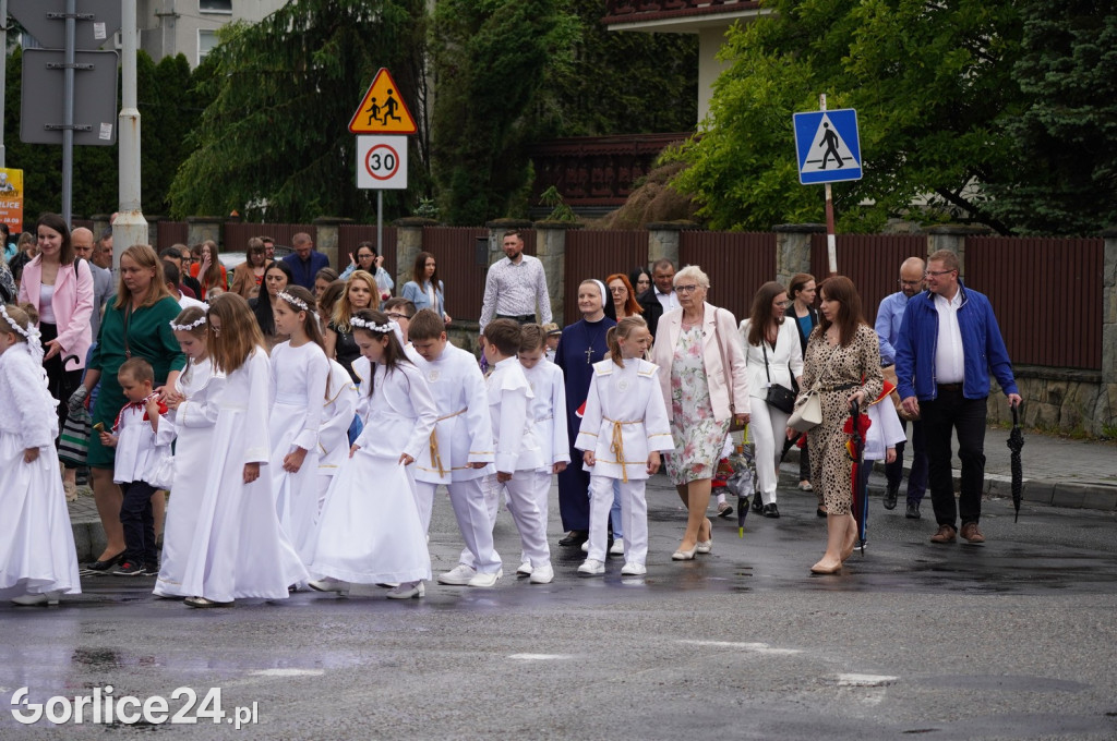 Tłumy na procesji w parafii pw. św. Jadwigi Królowej