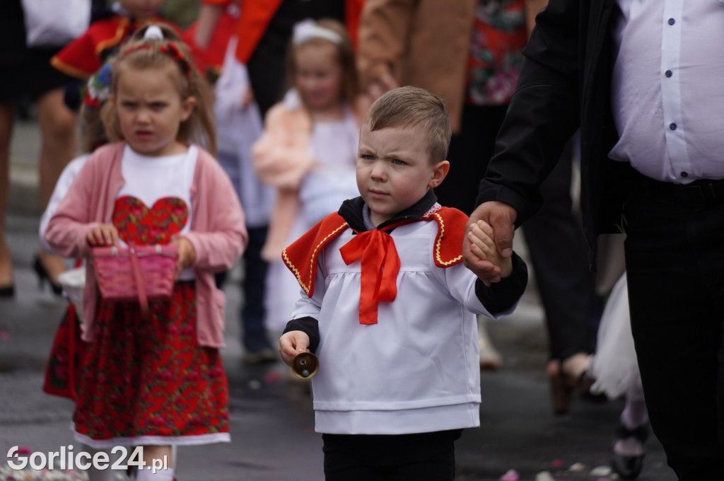 Tłumy na procesji w parafii pw. św. Jadwigi Królowej