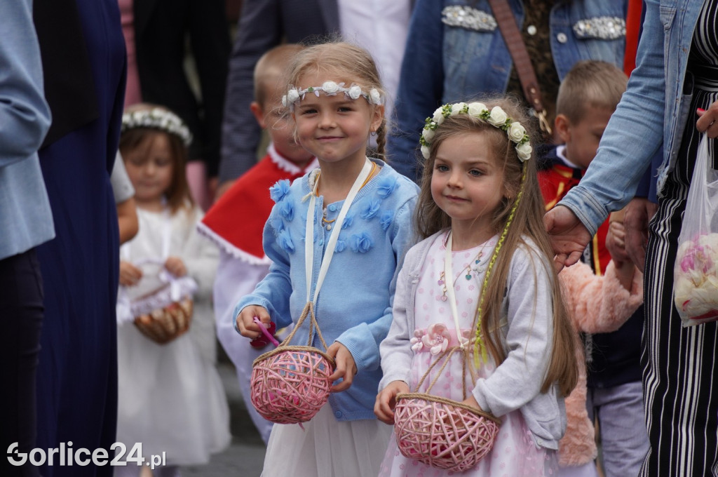 Tłumy na procesji w parafii pw. św. Jadwigi Królowej