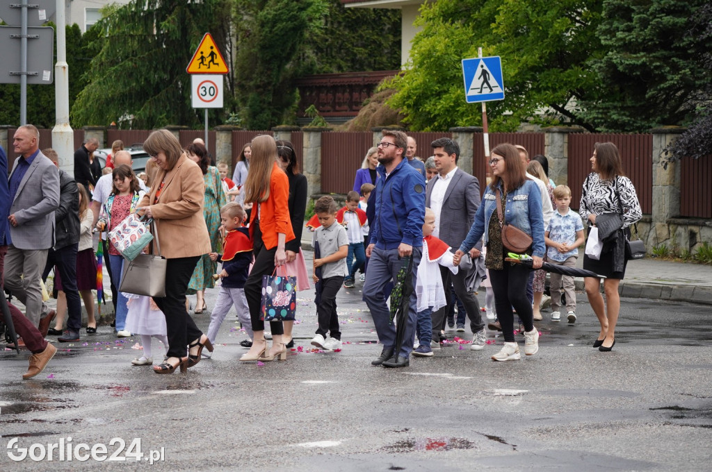 Tłumy na procesji w parafii pw. św. Jadwigi Królowej